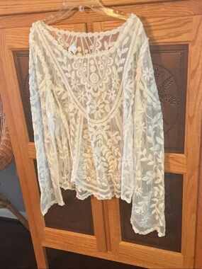 Women’s lace long sleeve top, size L/XL